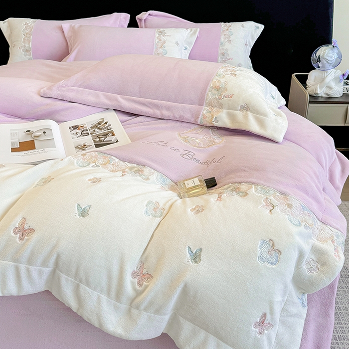 91家纺网 家纺一手货源 找家纺 欣宜家纺 2025秋冬爆款新品A类230克全消光牛奶绒绣花四件套 蝶纷飞-紫