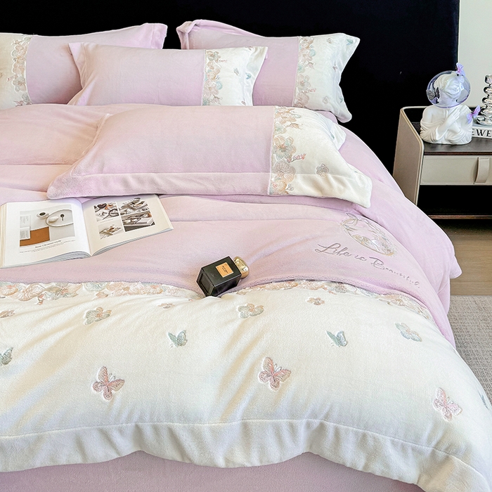 91家纺网 家纺一手货源 找家纺 欣宜家纺 2025秋冬爆款新品A类230克全消光牛奶绒绣花四件套 蝶纷飞-紫