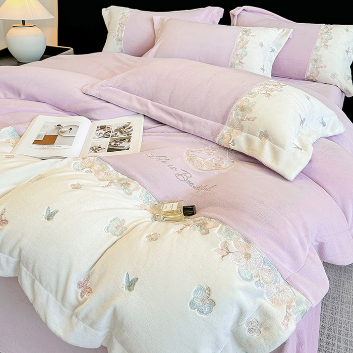 91家纺网 家纺一手货源 找家纺 欣宜家纺 2025秋冬爆款新品A类230克全消光牛奶绒绣花四件套 蝶纷飞-紫