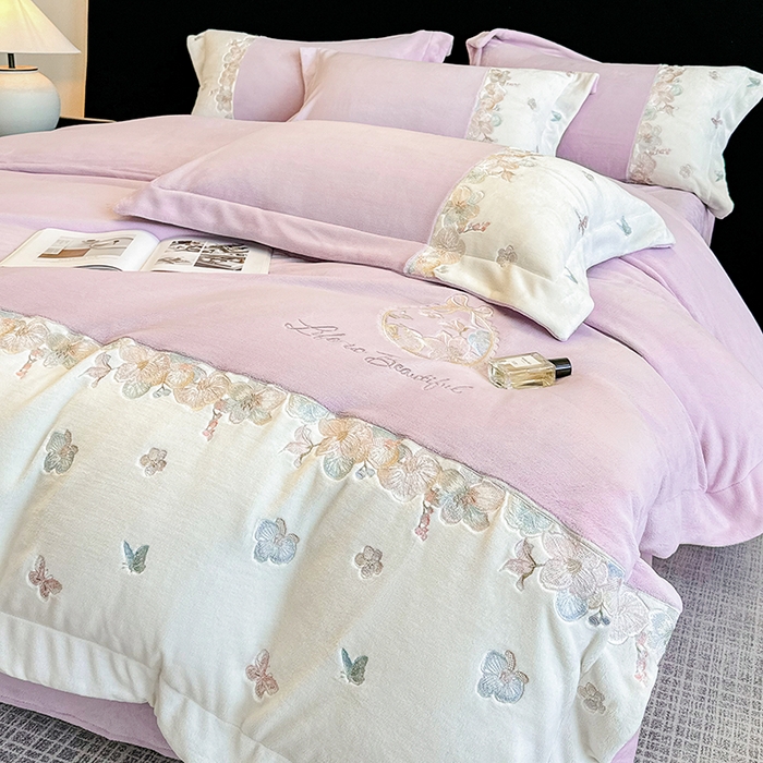 91家纺网 家纺一手货源 找家纺 欣宜家纺 2025秋冬爆款新品A类230克全消光牛奶绒绣花四件套 蝶纷飞-紫