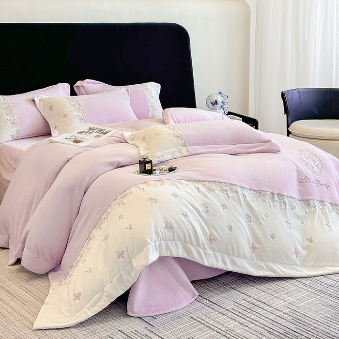 91家纺网 家纺一手货源 找家纺 欣宜家纺 2025秋冬爆款新品A类230克全消光牛奶绒绣花四件套 蝶纷飞-紫