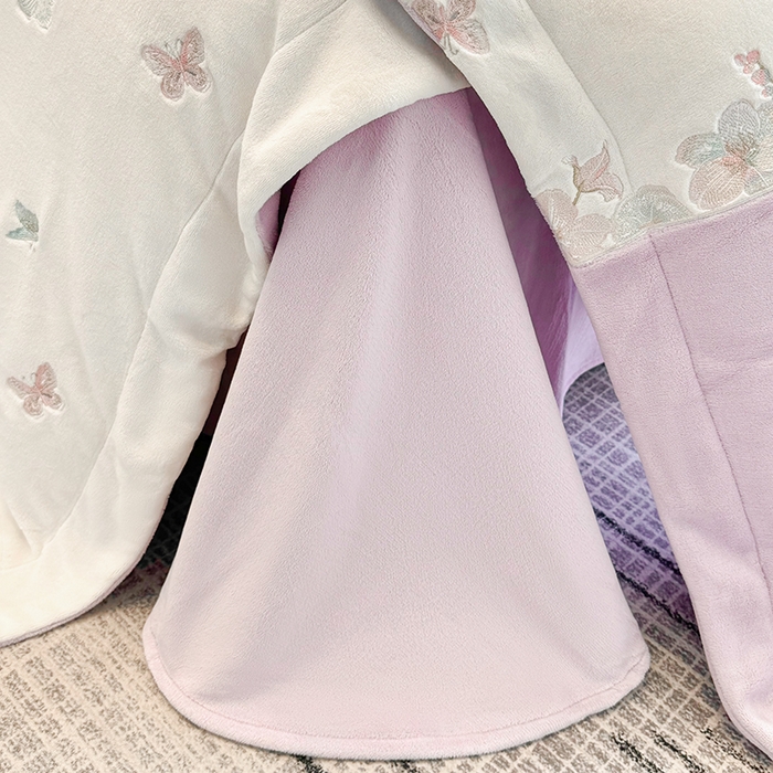 91家纺网 家纺一手货源 找家纺 欣宜家纺 2025秋冬爆款新品A类230克全消光牛奶绒绣花四件套 蝶纷飞-紫