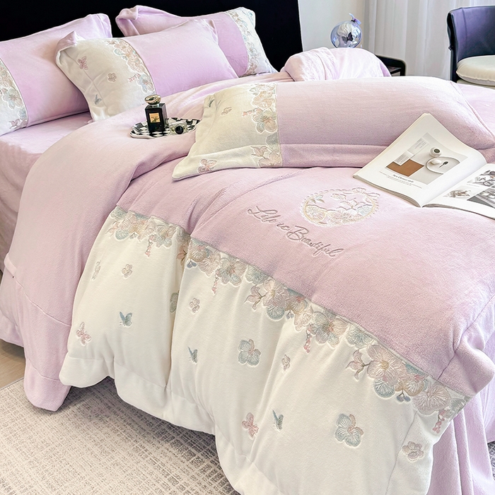 91家纺网 家纺一手货源 找家纺 欣宜家纺 2025秋冬爆款新品A类230克全消光牛奶绒绣花四件套 蝶纷飞-紫