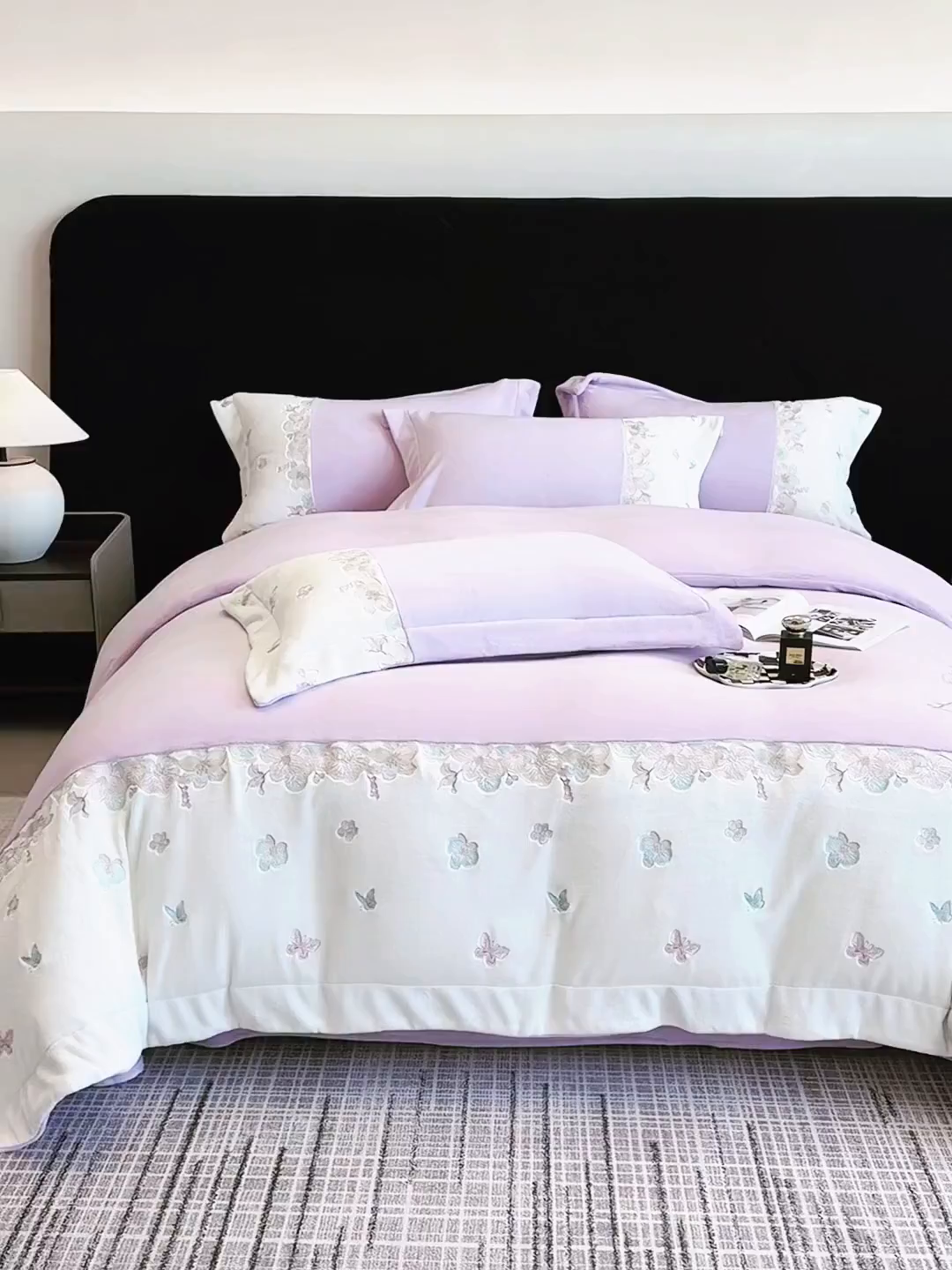 91家纺网 家纺一手货源 找家纺 欣宜家纺 2025秋冬爆款新品A类230克全消光牛奶绒绣花四件套 蝶纷飞-紫