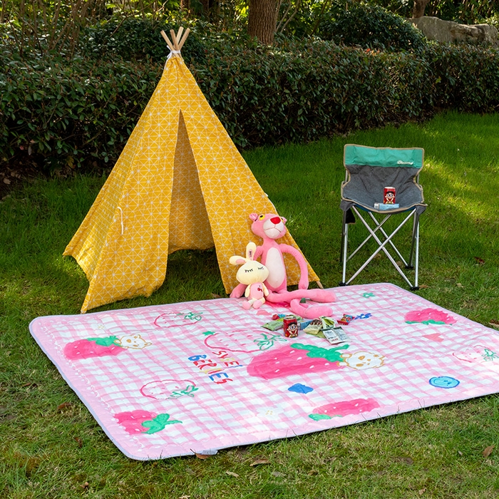 91家纺网 家纺一手货源 找家纺 欣宜家纺 2025新款ins风加厚绗缝防泼水野餐垫 粉格草莓