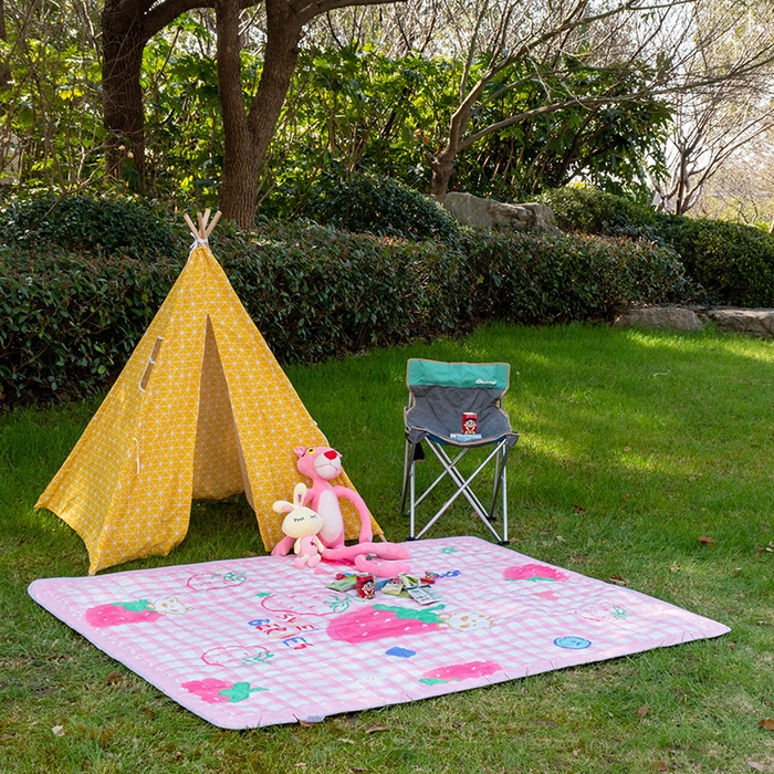 91家纺网 家纺一手货源 找家纺 欣宜家纺 2025新款ins风加厚绗缝防泼水野餐垫 粉格草莓