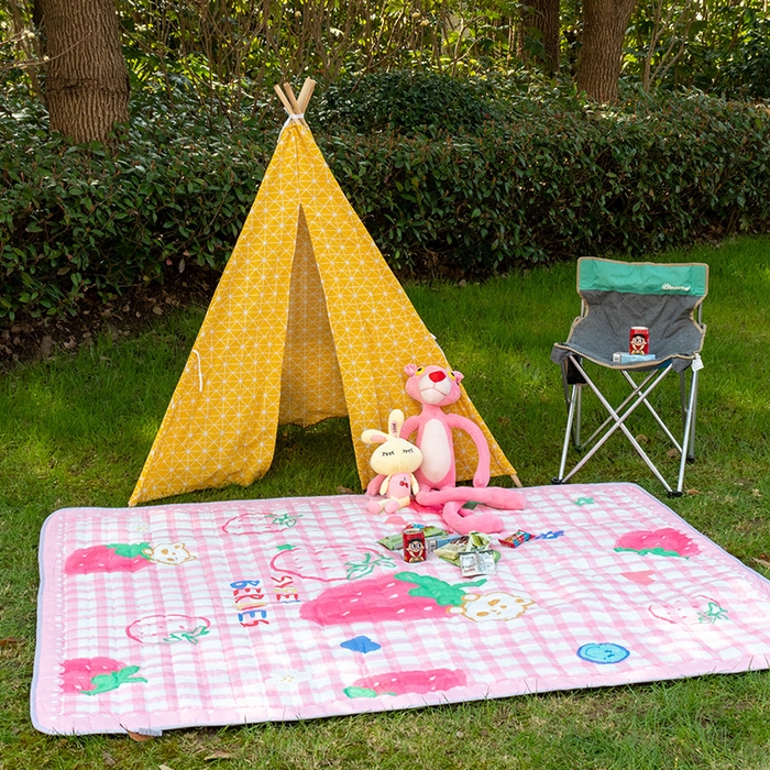 91家纺网 家纺一手货源 找家纺 欣宜家纺 2025新款ins风加厚绗缝防泼水野餐垫 粉格草莓