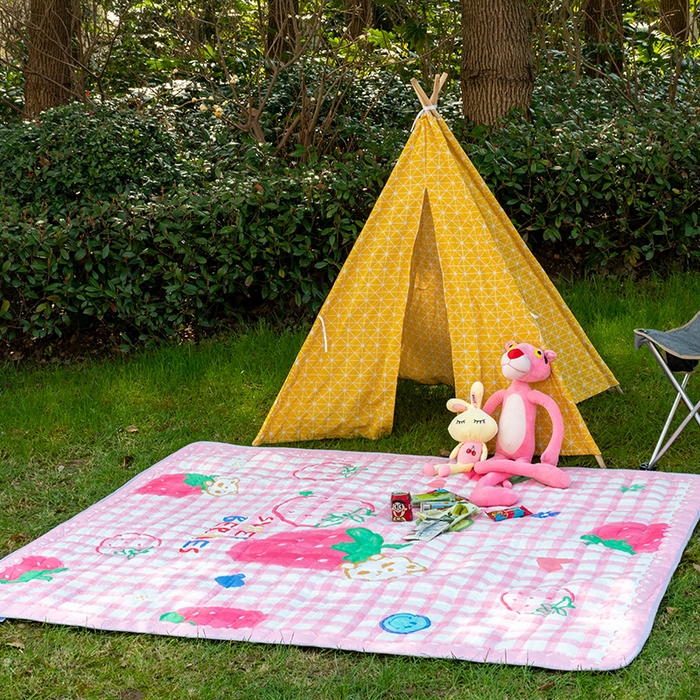 91家纺网 家纺一手货源 找家纺 欣宜家纺 2025新款ins风加厚绗缝防泼水野餐垫 粉格草莓