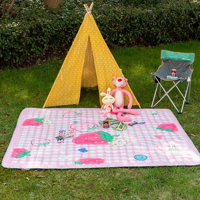 91家纺网 家纺一手货源 找家纺 欣宜家纺 2025新款ins风加厚绗缝防泼水野餐垫 粉格草莓