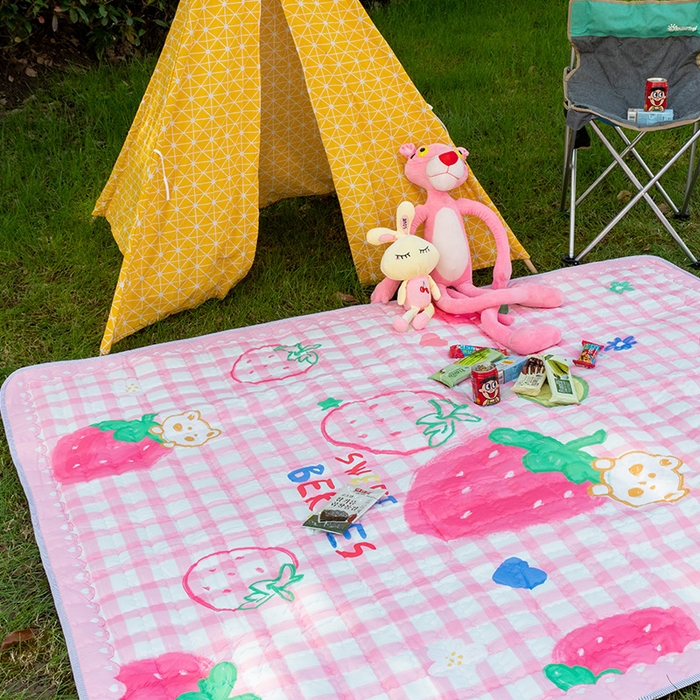 91家纺网 家纺一手货源 找家纺 欣宜家纺 2025新款ins风加厚绗缝防泼水野餐垫 粉格草莓