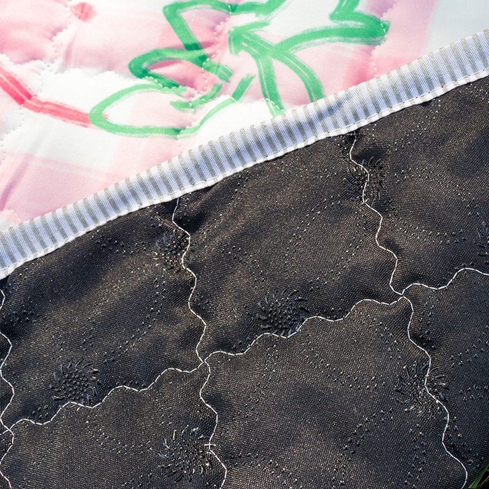 91家纺网 家纺一手货源 找家纺 欣宜家纺 2025新款ins风加厚绗缝防泼水野餐垫 粉格草莓