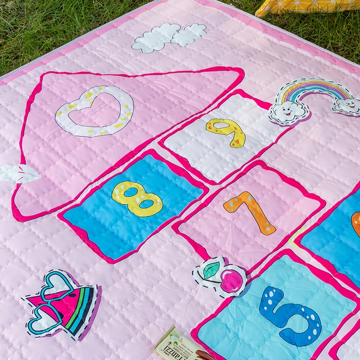 91家纺网 家纺一手货源 找家纺 欣宜家纺 2025新款ins风加厚绗缝防泼水野餐垫 跳房子粉