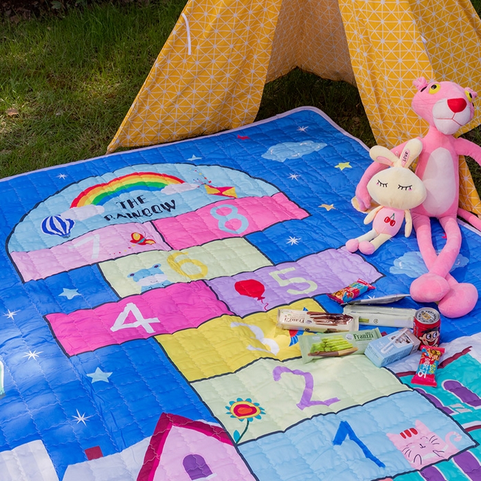 91家纺网 家纺一手货源 找家纺 欣宜家纺 2025新款ins风加厚绗缝防泼水野餐垫 跳房子蓝