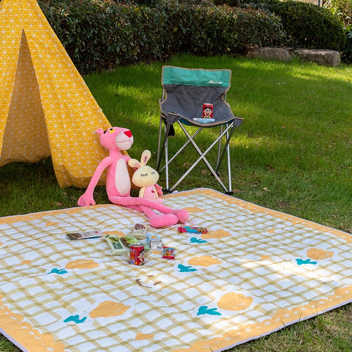 91家纺网 家纺一手货源 找家纺 欣宜家纺 2025新款ins风加厚绗缝防泼水野餐垫 笑脸郁金香