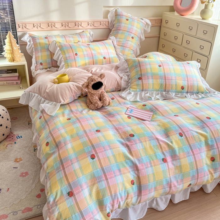 91家纺网 家纺一手货源 找家纺 温眠家纺 2025新款水洗云朵棉韩式INS减龄花边款四件套 格子草莓