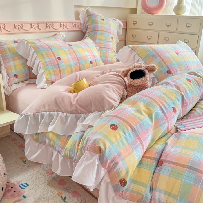 91家纺网 家纺一手货源 找家纺 温眠家纺 2025新款水洗云朵棉韩式INS减龄花边款四件套 格子草莓