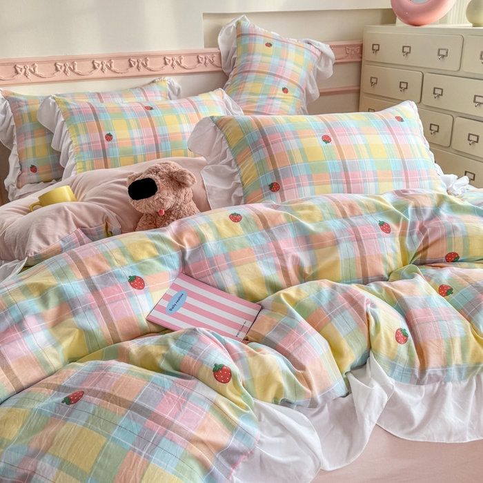 91家纺网 家纺一手货源 找家纺 温眠家纺 2025新款水洗云朵棉韩式INS减龄花边款四件套 格子草莓