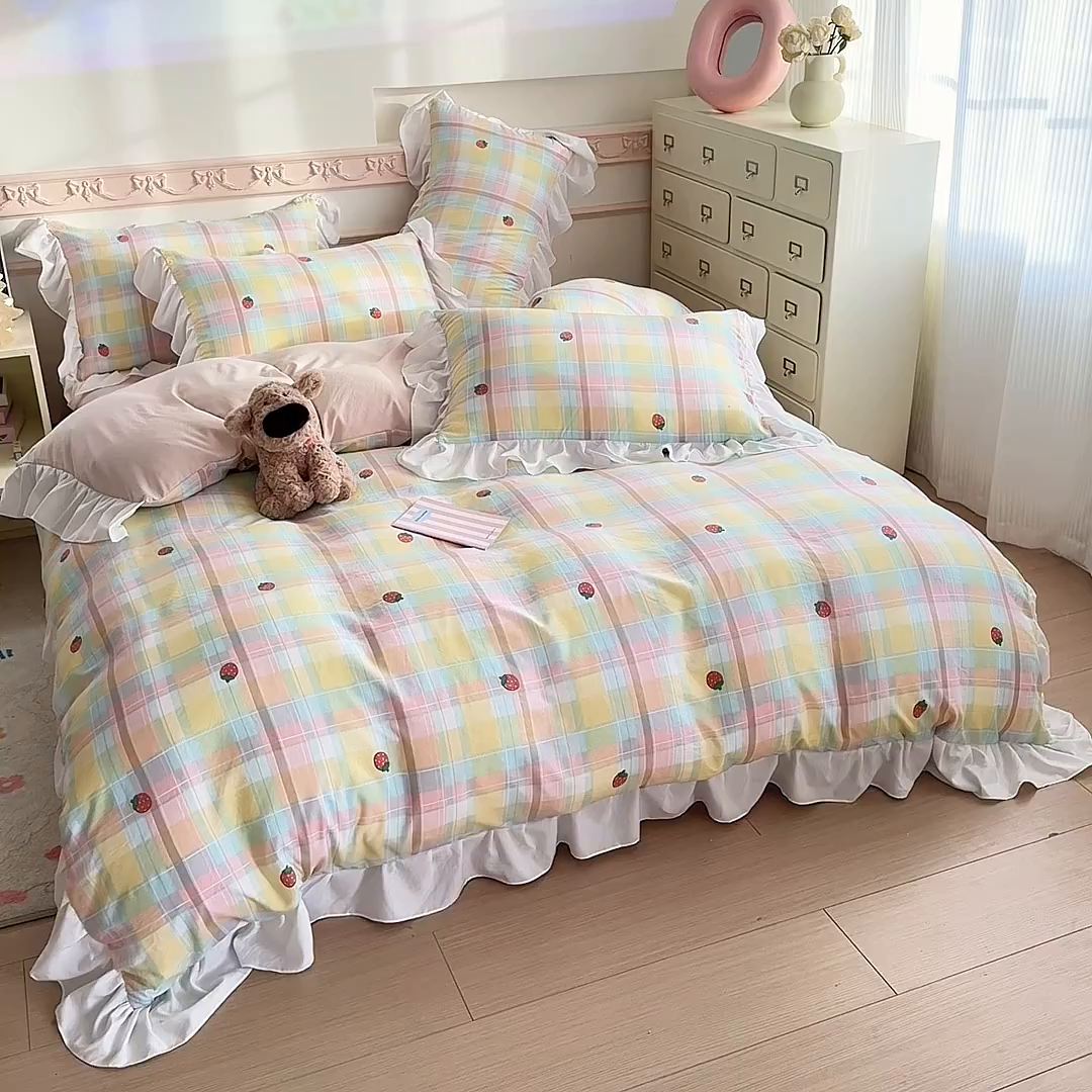 91家纺网 家纺一手货源 找家纺 温眠家纺 2025新款水洗云朵棉韩式INS减龄花边款四件套 格子草莓