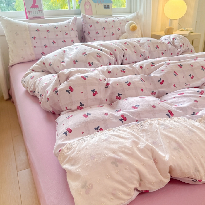 91家纺网 家纺一手货源 找家纺 温眠家纺 2025新款ins风小清新镂空花边水洗云朵棉四件套-风格一 樱桃