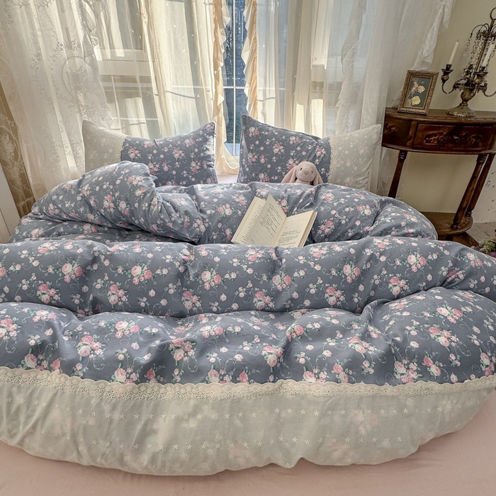 91家纺网 家纺一手货源 找家纺 温眠家纺 2025新款ins风小清新镂空花边水洗云朵棉四件套-风格一 花田错