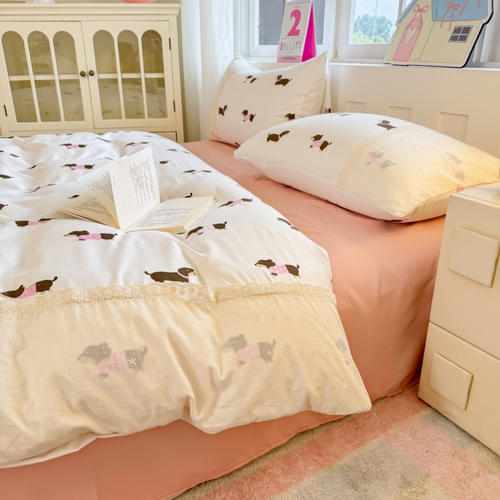 91家纺网 家纺一手货源 找家纺 温眠家纺 2025新款ins风小清新镂空花边水洗云朵棉四件套-风格一 柯基