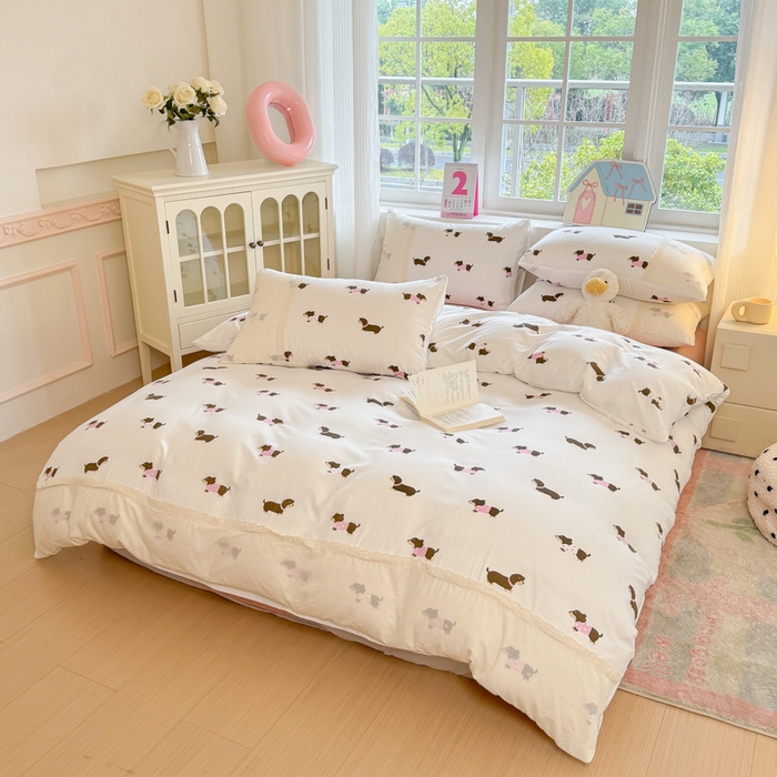 91家纺网 家纺一手货源 找家纺 温眠家纺 2025新款ins风小清新镂空花边水洗云朵棉四件套-风格一 柯基