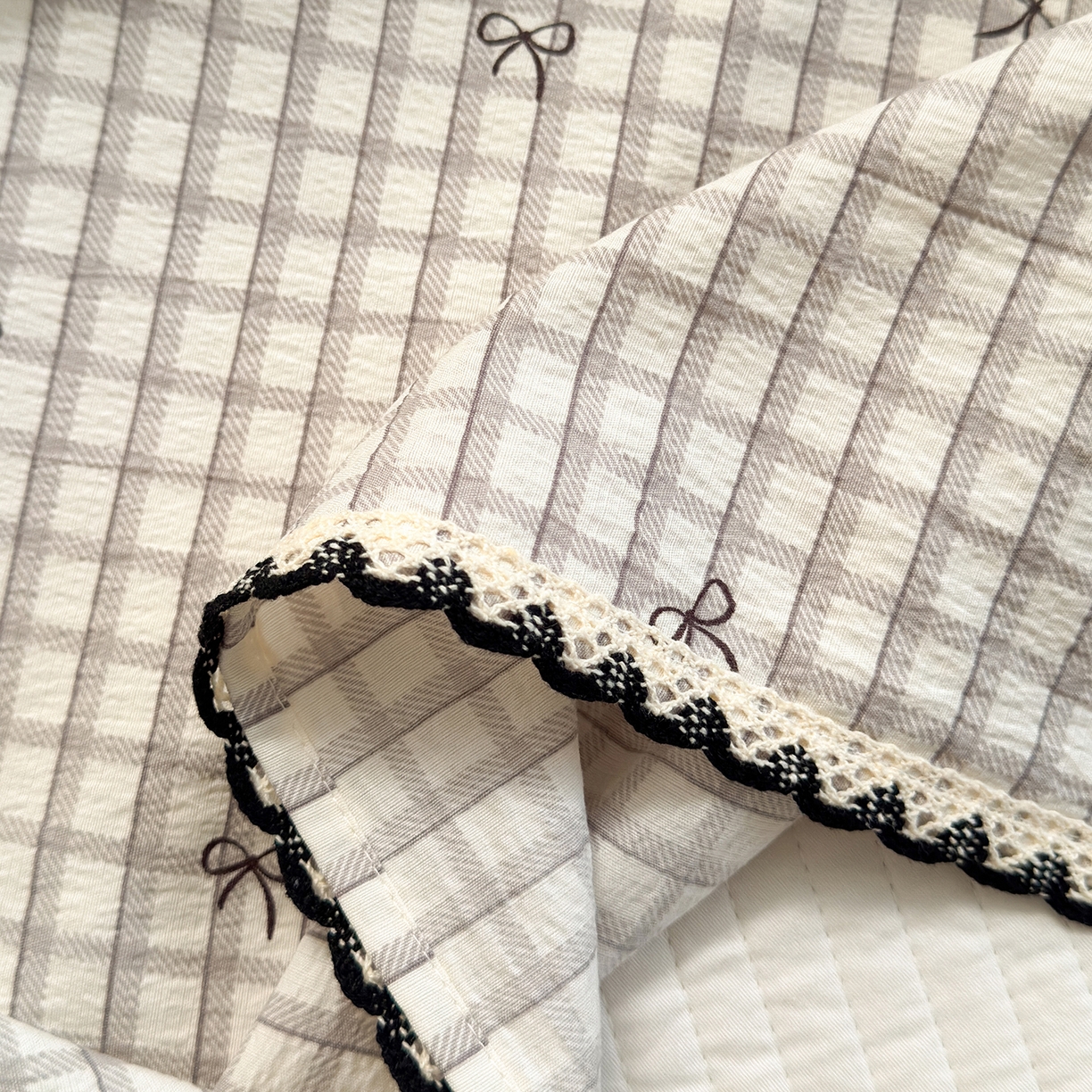 91家纺网 家纺一手货源 找家纺 沐芷 2026 【提供买家秀】双层纱A类黑色小花边单床单/床单三件套 被单 格纹蝶结