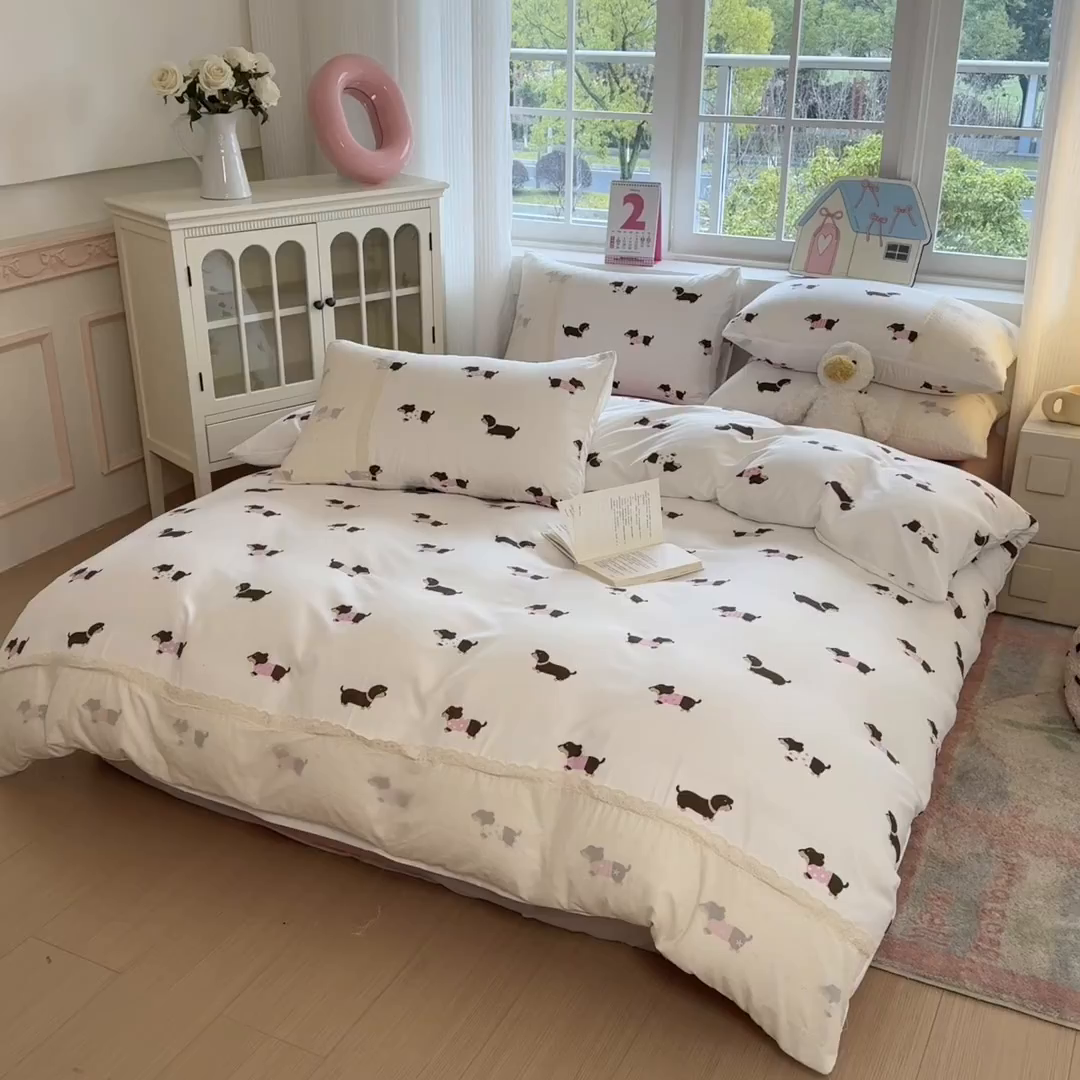 91家纺网 家纺一手货源 找家纺 温眠家纺 2025新款ins风小清新镂空花边水洗云朵棉四件套-风格一 柯基