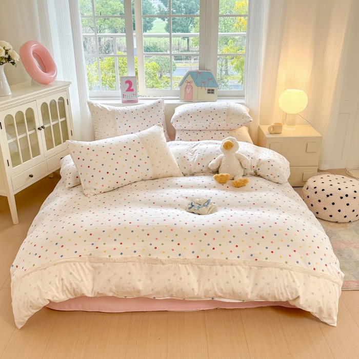 91家纺网 家纺一手货源 找家纺 温眠家纺 2025新款ins风小清新镂空花边水洗云朵棉四件套-风格一 奶油波点