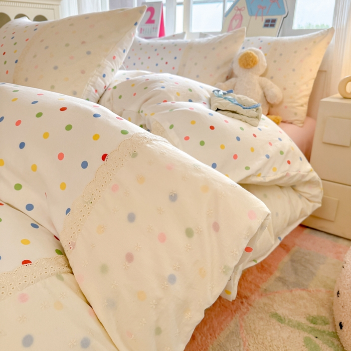 91家纺网 家纺一手货源 找家纺 温眠家纺 2025新款ins风小清新镂空花边水洗云朵棉四件套-风格一 奶油波点