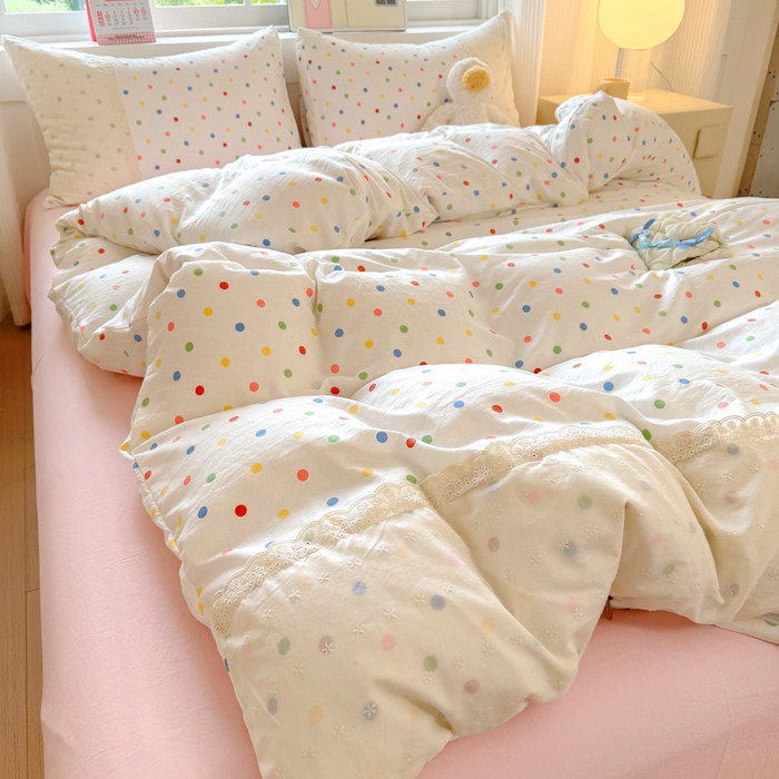 91家纺网 家纺一手货源 找家纺 温眠家纺 2025新款ins风小清新镂空花边水洗云朵棉四件套-风格一 奶油波点