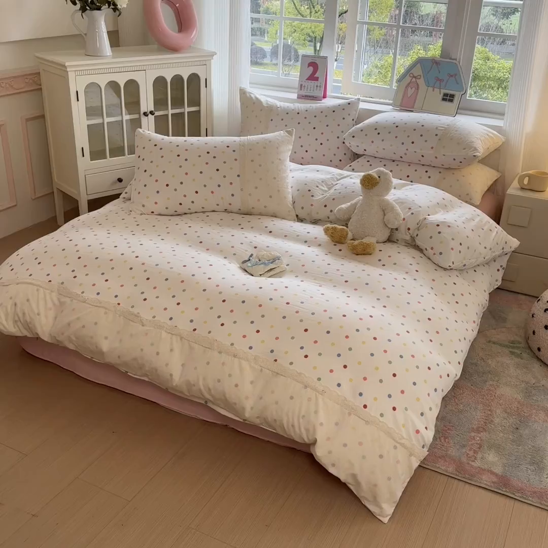 91家纺网 家纺一手货源 找家纺 温眠家纺 2025新款ins风小清新镂空花边水洗云朵棉四件套-风格一 奶油波点