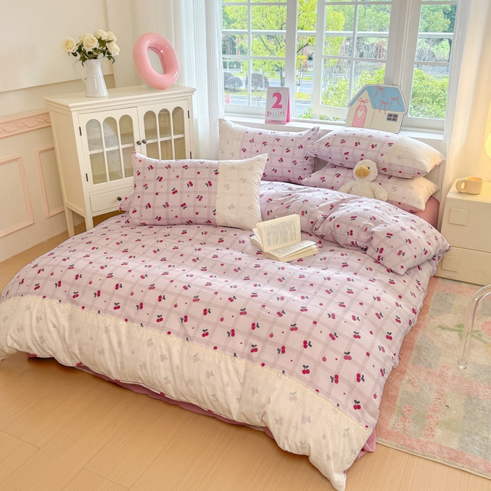 91家纺网 家纺一手货源 找家纺 温眠家纺 2025新款ins风小清新镂空花边水洗云朵棉四件套-风格一 樱桃