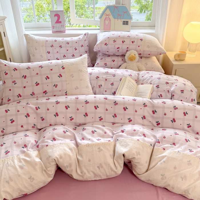 91家纺网 家纺一手货源 找家纺 温眠家纺 2025新款ins风小清新镂空花边水洗云朵棉四件套-风格一 樱桃