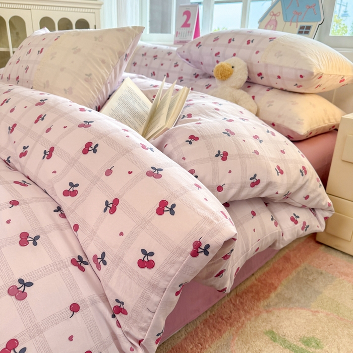 91家纺网 家纺一手货源 找家纺 温眠家纺 2025新款ins风小清新镂空花边水洗云朵棉四件套-风格一 樱桃