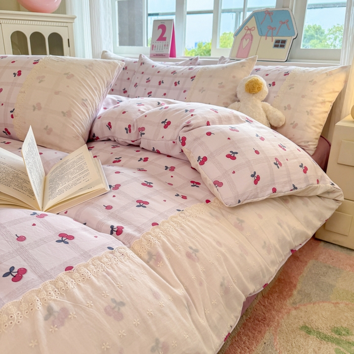 91家纺网 家纺一手货源 找家纺 温眠家纺 2025新款ins风小清新镂空花边水洗云朵棉四件套-风格一 樱桃