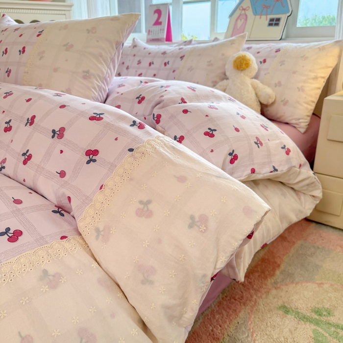 91家纺网 家纺一手货源 找家纺 温眠家纺 2025新款ins风小清新镂空花边水洗云朵棉四件套-风格一 樱桃