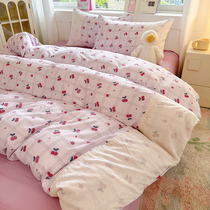 91家纺网 家纺一手货源 找家纺 温眠家纺 2025新款ins风小清新镂空花边水洗云朵棉四件套-风格一 樱桃