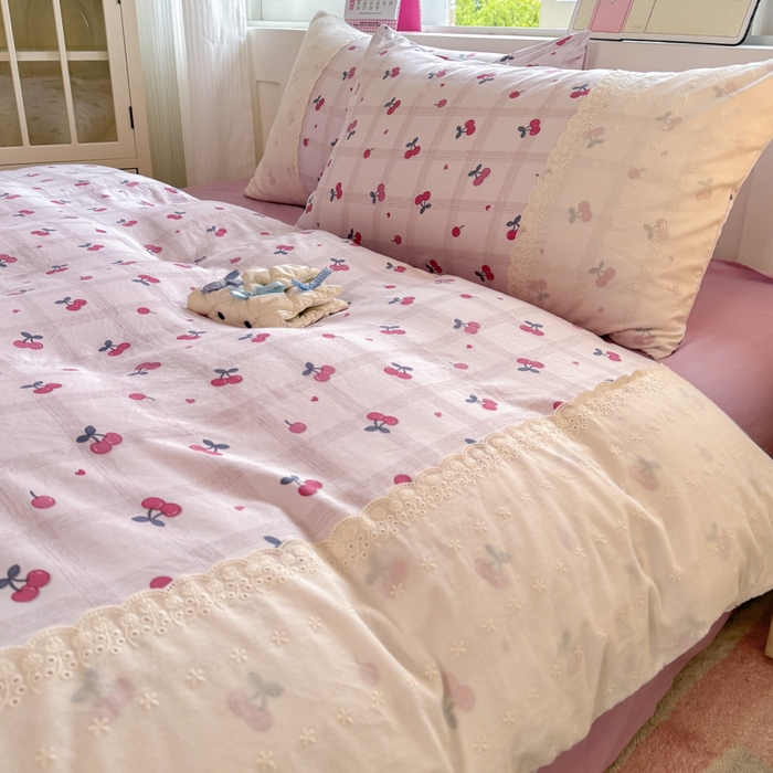 91家纺网 家纺一手货源 找家纺 温眠家纺 2025新款ins风小清新镂空花边水洗云朵棉四件套-风格一 樱桃