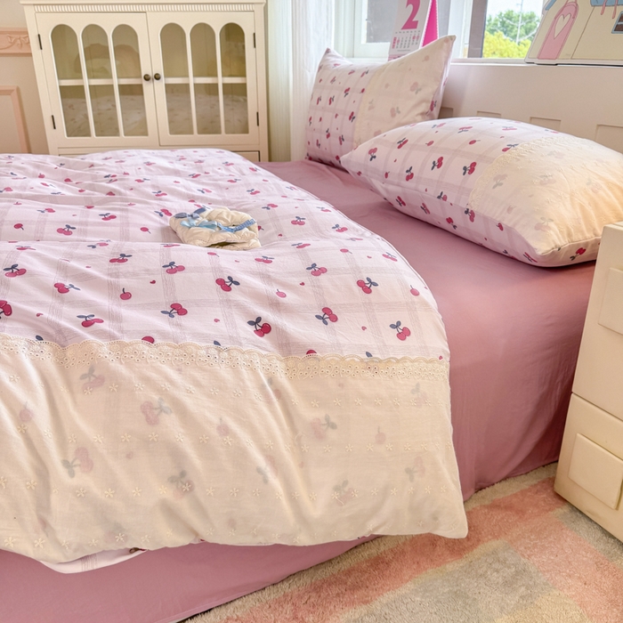 91家纺网 家纺一手货源 找家纺 温眠家纺 2025新款ins风小清新镂空花边水洗云朵棉四件套-风格一 樱桃