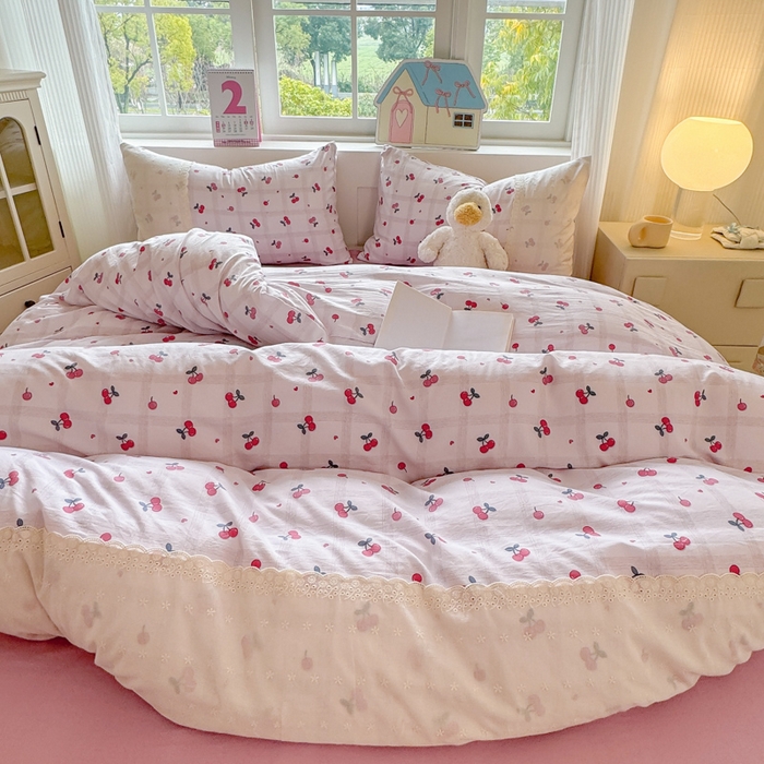 91家纺网 家纺一手货源 找家纺 温眠家纺 2025新款ins风小清新镂空花边水洗云朵棉四件套-风格一 樱桃