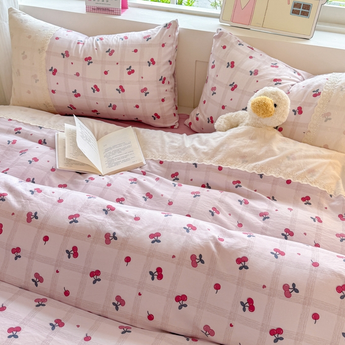 91家纺网 家纺一手货源 找家纺 温眠家纺 2025新款ins风小清新镂空花边水洗云朵棉四件套-风格一 樱桃