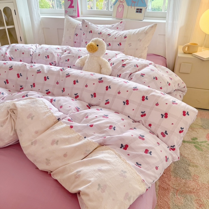 91家纺网 家纺一手货源 找家纺 温眠家纺 2025新款ins风小清新镂空花边水洗云朵棉四件套-风格一 樱桃