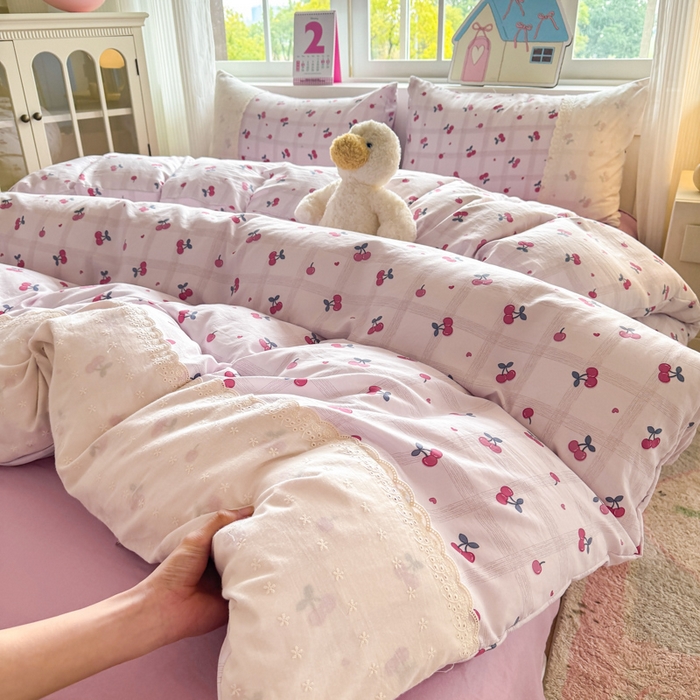 91家纺网 家纺一手货源 找家纺 温眠家纺 2025新款ins风小清新镂空花边水洗云朵棉四件套-风格一 樱桃