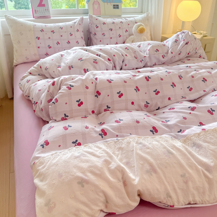 91家纺网 家纺一手货源 找家纺 温眠家纺 2025新款ins风小清新镂空花边水洗云朵棉四件套-风格一 樱桃