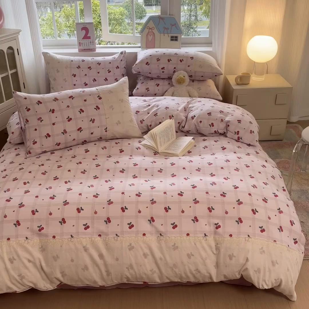 91家纺网 家纺一手货源 找家纺 温眠家纺 2025新款ins风小清新镂空花边水洗云朵棉四件套-风格一 樱桃