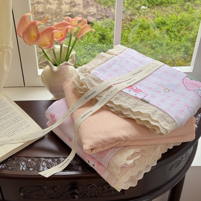 91家纺网 家纺一手货源 找家纺 温眠家纺 2025直播新款云感双层纱镂空花边四件套 甜心猫咪