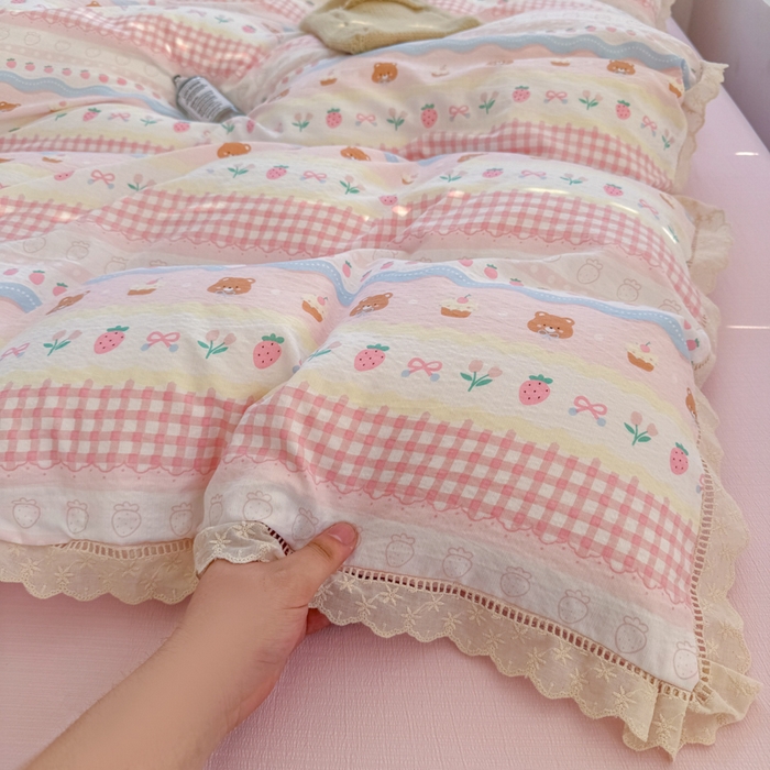 91家纺网 家纺一手货源 找家纺 温眠家纺 2025直播新款云感双层纱镂空花边四件套 草莓蛋糕