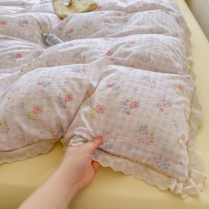 91家纺网 家纺一手货源 找家纺 温眠家纺 2025直播新款云感双层纱镂空花边四件套 花漾甜心