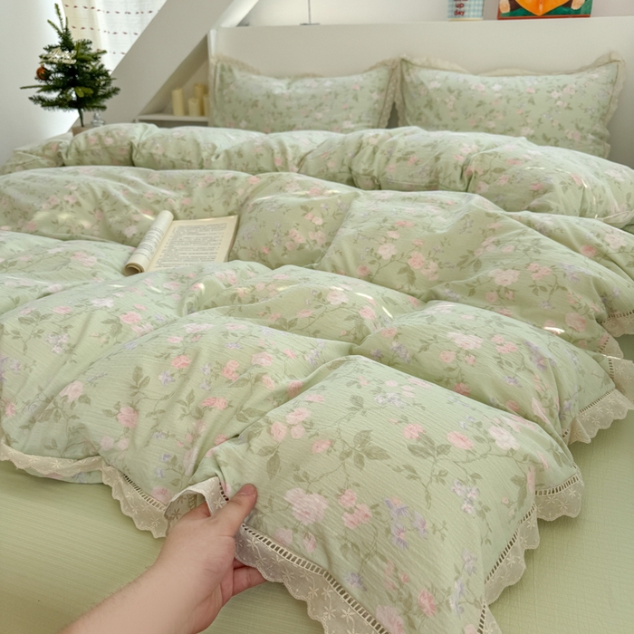 91家纺网 家纺一手货源 找家纺 温眠家纺 2025直播新款云感双层纱镂空花边四件套 木槿绿